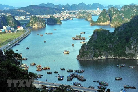 Уголок бухты Халонг в провинции Куангнинь (Фото: ВИА) 
