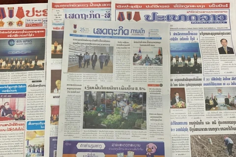 Многие крупные лаосские газеты, такие как Pasaxon, Pathetlao Daily, публиковали статьи, восхваляющие великую дружбу, особую солидарность и всестороннее сотрудничество между Лаосом и Вьетнамом. (Фото: ВИА)