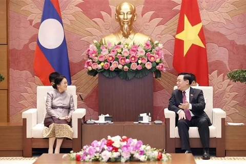 Председатель Национального собрания Выонг Динь Хюэ 26 апреля устроил прием вице-президенту Лаоса Пани Ятотоу. (Фото: ВИА) 