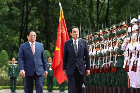 Премьер-министр Фам Минь Тьинь (слева) и премьер-министр Японии Кисида Фумио принимают почетный караул на церемонии встречи. (Фото: ВИА)