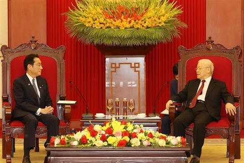 Генеральный секретарь ЦК КПВ Нгуен Фу Чонг принимает премьер-министра Японии Кисиду Фумио, находящегося с официальным визитом во Вьетнаме. (Фото: Чи Зунг/ВИА)
