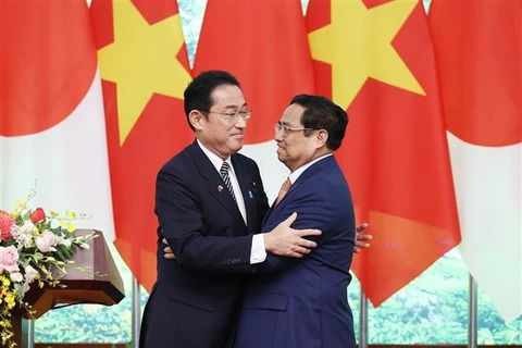 После переговоров премьер-министр Фам Минь Тьинь и премьер-министр Японии Кисида Фумио. (Фото: Зыонг Жанг/ВИА)