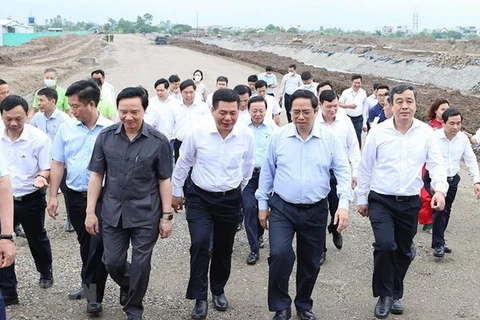 Премьер-министр Фам Минь Тьинь (в первом ряду, второй справа) проверяет работу экономической зоны Тайбинь. (Фото: ВИА)