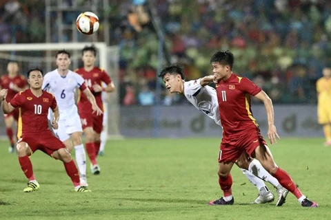 Игроки Вьетнама (в красном) и Филиппин соперничают за мяч. (Фото: ВИА) 