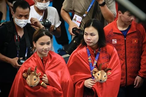 Нго Фыонг Май и Май Хонг Хань завоевывают серебряную медаль в синхронных прыжках в воду с 3-метрового трамплина среди женщин 9 мая. (Фото: ВИА)