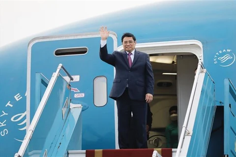 Премьер-министр Фам Минь Тьинь во главе с делегацией Вьетнама отбыл из Ханоя в США. (Фото: Зыонг Жанг/ВИА)