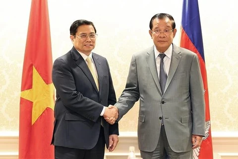 Премьер-министр Фам Минь Тьинь встретился со своим камбоджийским коллегой Хун Сеном. (Фото: ВИА)
