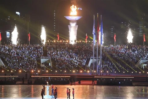 Вьетнамский бегун Куать Тхи Лан зажгла огонь SEA Games 31 на церемонии открытия вечером 12 мая. (Фото: ВИА)