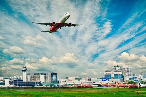 Самолет Vietjet вылетает из международного аэропорта Таншоннят в Хошимине. (Фото: Vietjet)