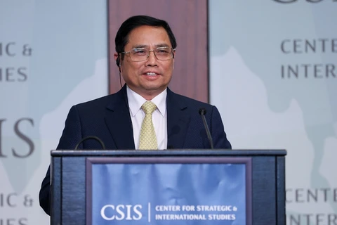 Премьер-министр Фам Минь Тьинь выступает в Центре стратегических и международных исследований (CSIS) в Вашингтоне, 11 мая. (Фото: baochinhphu.vn)