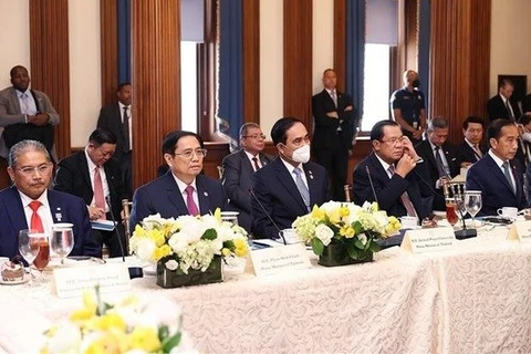Премьер-министр Фам Минь Тьинь (второй слева) и лидеры других стран АСЕАН на рабочем обеде с законодателями США в Вашингтоне, округ Колумбия (Фото: ВИА) 