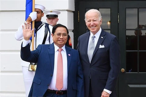 Президент США Джо Байден встречает премьер-министра Вьетнама Фам Минь Тьиня. (Фото: Зыонг Жанг/ВИА)