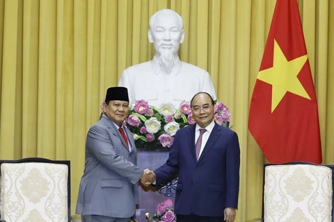 Президент Нгуен Суан Фук (справа) принял министра обороны Индонезии Прабово Субианто. (Фото: ВИА)
