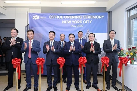 Премьер-министр Фам Минь Тьинь (в первом ряду, третий справа) и другие официальные лица на церемонии открытия офиса FPT Software в Нью-Йорке 15 мая (Фото: ВИА) 