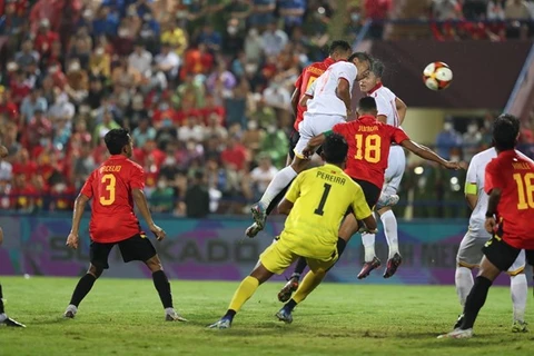 Хо Тхань Минь забивает гол головой на 63-й минуте, обеспечив Вьетнаму победу со счетом 2:0. (Фото: ВИА)
