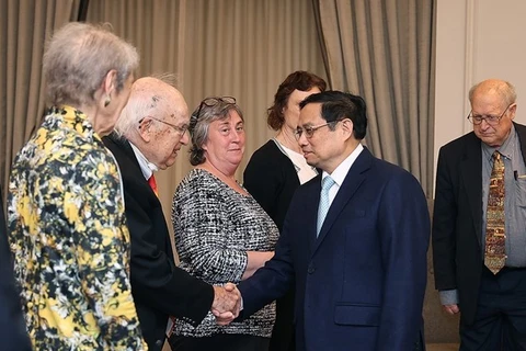 Премьер-министр Фам Минь Тьинь встречается с американскими друзьями, которые поддерживают пострадавших во Вьетнаме от агента «Оранж»/диоксина, в Нью-Йорке 15 мая. (Фото: ВИА)