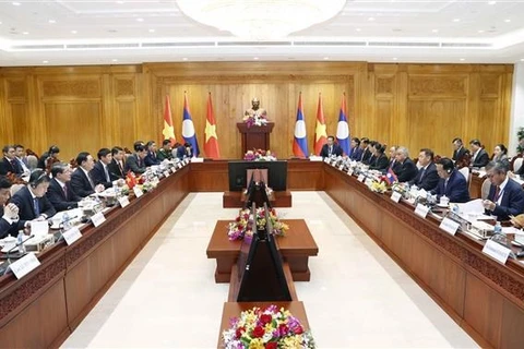 Председатель Национального собрания Выонг Динь Хюэ и лаосский коллега Сайсомфон Фомвихан провели переговоры 16 мая. (Фото: ВИА)