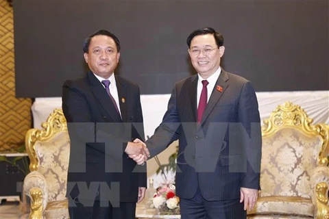 Председатель НС Выонг Динь Хюэ принимает министра финансов Лаоса Боунчома Обонпасерта (Фото: ВИА) 