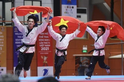 Три вьетнамских спортсмена после завоевания золотой медали в тхэквондо. (Фото: ВИА) 