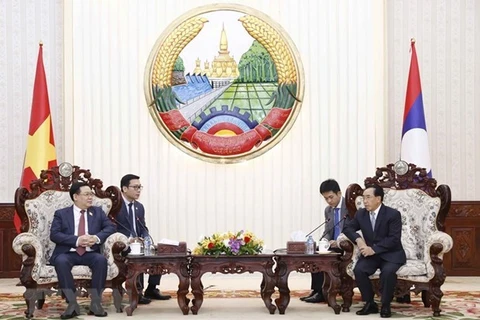 Председатель НС Выонг Динь Хюэ (слева) встречается с премьер-министром Лаоса Фанкхамом Випхаваном. (Фото: ВИА)