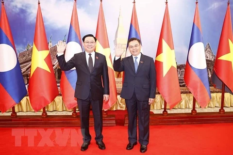 Председатель Национального собрания (НС) Выонг Динь Хюэ (слева) и его лаосский коллега Сайсомфон Фомвихане на церемонии встречи. (Фото: ВИА)