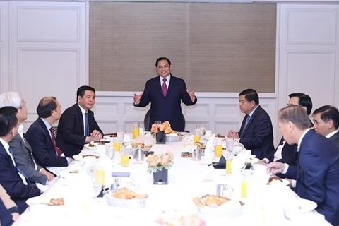 Премьер-министр Фам Минь Тьинь (в центре) на встрече с представителями вьетнамского бизнеса в США. (Фото: ВИА)