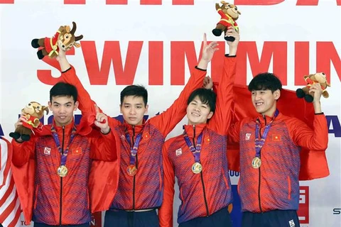 Вьетнамская сборная команда по плаванию (слева направо): Нгуен Хи Хоанг, Нгуен Хыу Ким Шон, Чан Хунг Нгуен, Хоанг Куи Фыок, завоевали золото и побили рекорд SEA Games в мужской эстафете вольным стилем 4x200 м. с результатом 7 минут 16 секунд 31. (Фото: ВИ