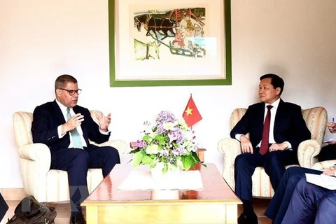 Заместитель премьер-министра Ле Минь Кхай (справа) встречается с президентом COP26 Алоком Шармой. (Фото: ВИА) 
