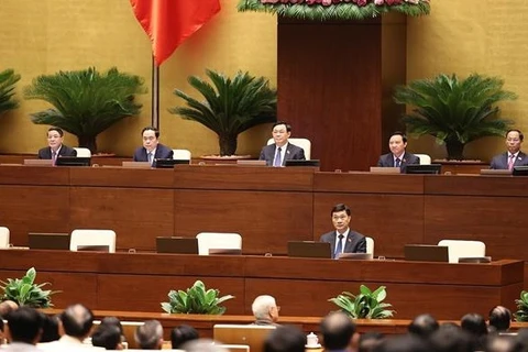 Председатель Национального собрания Выонг Динь Хюэ и заместители председателя выступили модераторами на открытии сессии. (Фото: ВИА)