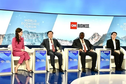 Заместитель премьер-министра Ле Минь Кхай (второй слева) на сессии «Предотвращение глобального продовольственного кризиса» (Фото: ВИА) 