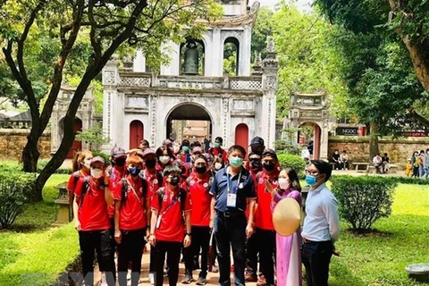 Спортивная делегация Таиланда посетила Храм Литературы в Ханое. (Фото: ВИА)