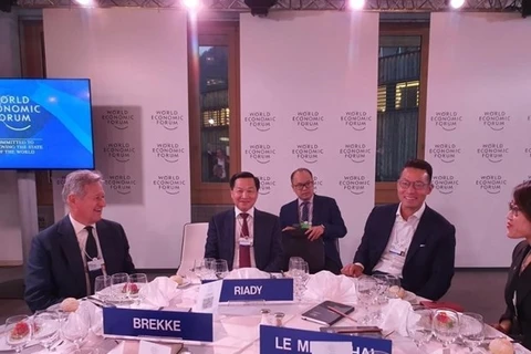 Заместитель премьер-министра Ле Минь Кхай (второй слева) выступает на сессиях «Цифровая АСЕАН для всех». (Фото: ВИА) 