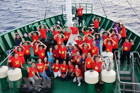 40 зарубежных вьетнамцев из 17 стран мира посетили островной уезд Чыонгша и буровую установку DK1. (Фото: ВИА)