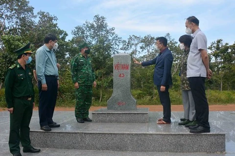 Вьетнам и Камбоджа тесно сотрудничали друг с другом, завершив демаркацию и установку маркеров на 1.045 км своей границы. (Фото: ВИА) 