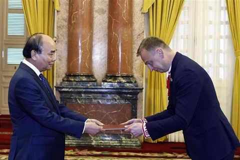 Посол Украины Александр Гаман (справа) вручает верительные грамоты Президенту Нгуен Суан Фуку. (Фото: ВИА)