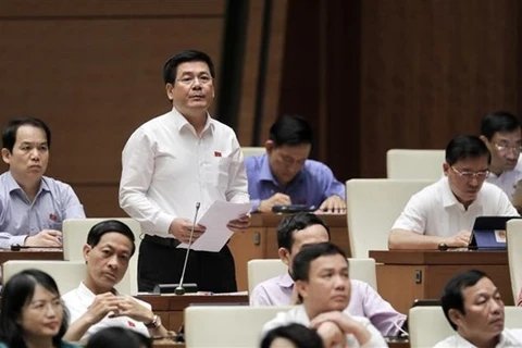 Министр промышленности и торговли Нгуен Хонг Зиен выступает на третьей сессии Национального Собрания (НС) 15-го созыва. (Фото: ВИА)