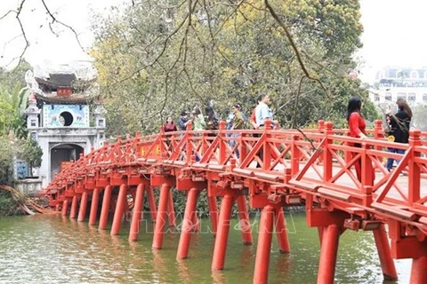 Туристы на мосту Хук, популярном месте в центре Ханоя. (Фото: ВИА) 