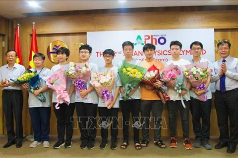 Вьетнамские школьники получили медали на Азиатской олимпиаде по физике 2022 года. (Фото: ВИА)
