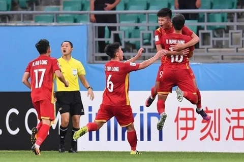 Вьетнамские игроки U23 радуются забитому второму голу. (Фото: ВИА) 