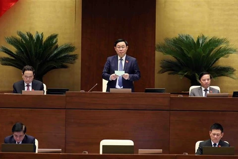 Председатель НС Выонг Динь Хюэ выступает, заключая сеанс ответа на депутатского запроса министра финансов 8 июня. (Фото: ВИА)