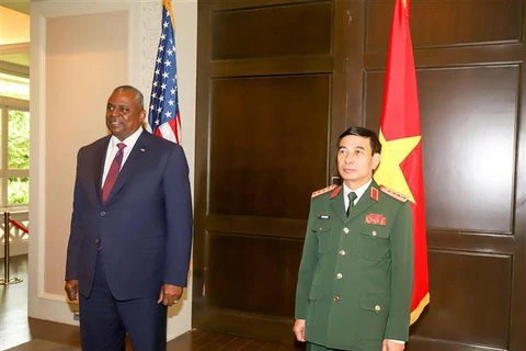 Министр обороны Фан Ван Жанг и министр обороны США Ллойд Остин после двусторонней встречи. (Фото: Ле Зыонг, корреспондент ВИА в Сингапуре)