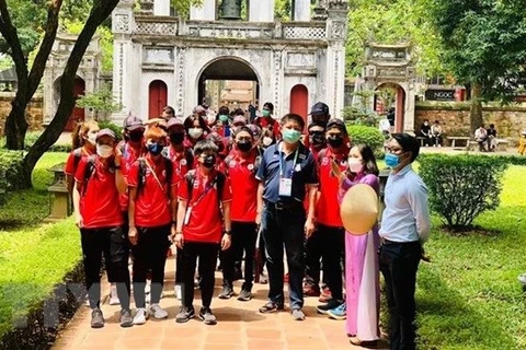 Группа иностранных туристов в Храме литературы в Ханое (Фото: ВИА) 