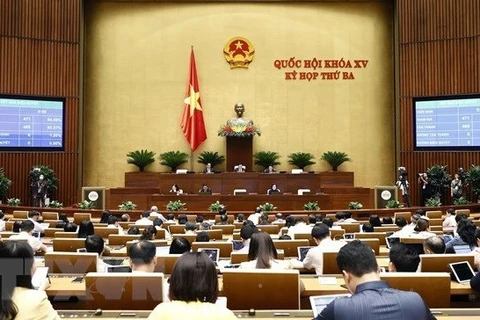 Пленарное заседание третьей сессии НС 15-го созыва в Ханое. (Фото: ВИА)