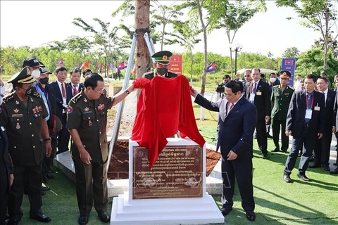 Премьер-министр Фам Минь Тьинь (справа) и премьер-министр Камбоджи Самдеч Течо Хун Сен на мероприятии. (Фото: ВИА) 
