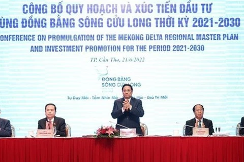 Премьер-министр Фам Минь Тьинь (в центре) председательствует на конференции, посвященной объявлению Генерального планирования и программы поощрения инвестиций в дельте Меконга (Фото: ВИА) 