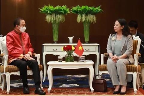 Вице-президент Во Тхи Ань Суан (справа) беседует с президентом Ассоциации дружбы Таиланд-Вьетнам и председателем Тайской торговой палаты Сананом Ангуболкулом. (Фото: ВИА)