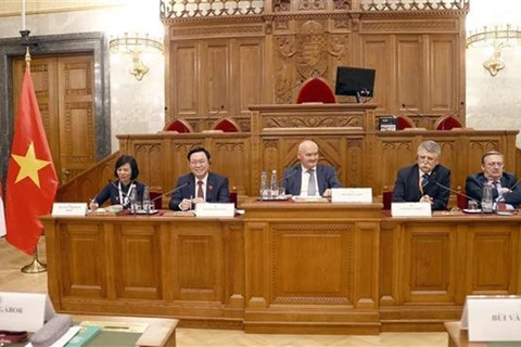 Председатель НС Выонг Динь Хюэ (второй слева) и его венгерский коллега Ласло Кевер (второй справа) сопредседательствуют на законодательной конференции в Будапеште 27 июня. (Фото: ВИА)