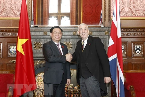 Председатель НС Выонг Динь Хью (слева) и спикер Палаты общин Великобритании Линдсей Хойл на переговорах в Лондоне 29 июня (Фото: ВИА) 