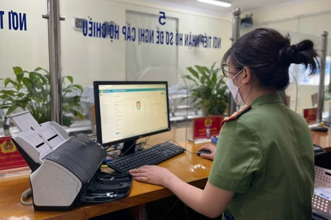 Иммиграционный отдел милиции Ханоя выдает людям паспорта. (Фото: ВИА)