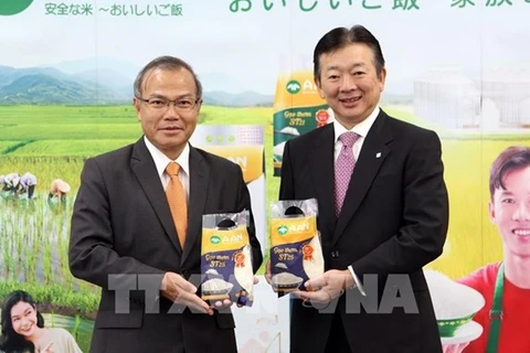 Посол Вьетнама в Японии Ву Хонг Нам (слева) и президент банка Kiraboshi Хисанобу Ватанабэ представляют рис ST25 (Фото: ВИА) 